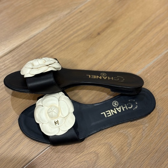 CHANEL Black and Cream Floral Sandals - Picture 3 of 4